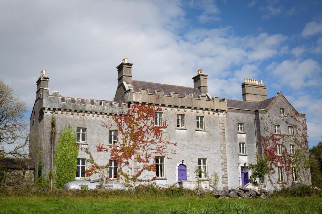 een oud kasteel op een grasveld bij Cregg Castle in Galway