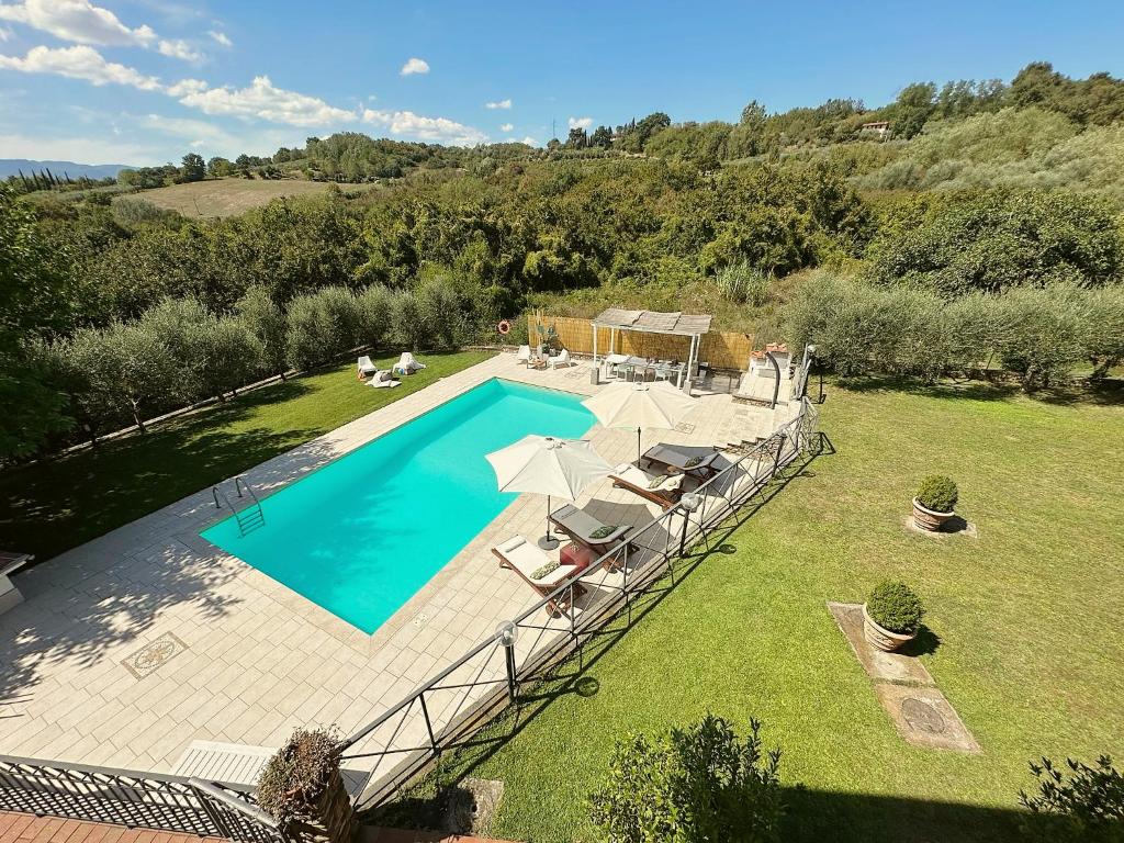 an overhead view of a swimming pool in a yard at Villa Il Cipresso in Terranuova Bracciolini