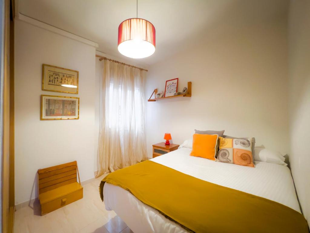 A bed or beds in a room at Holidays2Malaga Huerto de Monjas en centro historico & Fibra WIFI