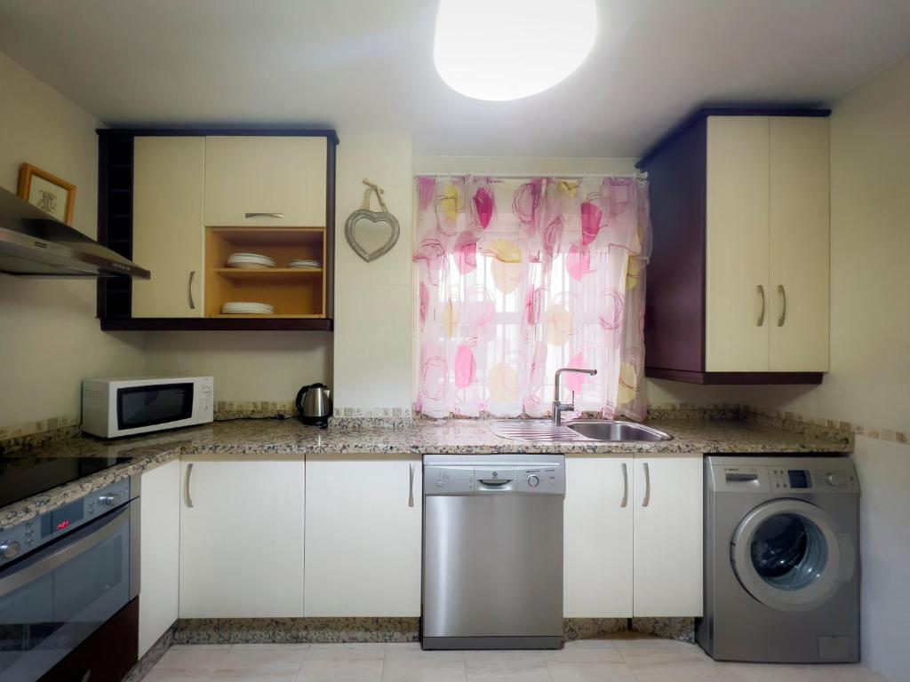 A kitchen or kitchenette at Holidays2Malaga Huerto de Monjas en centro historico & Fibra WIFI