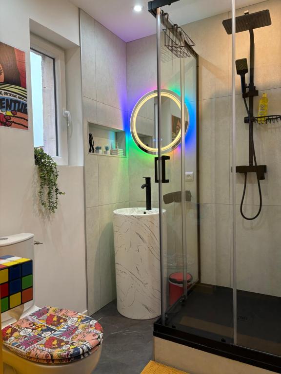 ein Bad mit einer Dusche, einem WC und einem Spiegel in der Unterkunft *ARCADE.ROOM* 