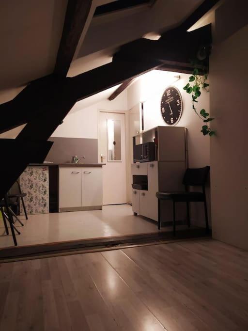Cette chambre comprend une cuisine équipée d'un réfrigérateur et d'une table. dans l'établissement studio 6, à Chalon-sur-Saône