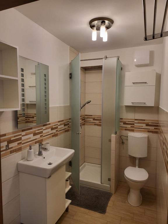 Koupelna v ubytování TriAngol Apartman: fürdő, belváros, egyetem