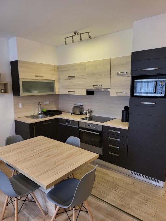 Kuchyň nebo kuchyňský kout v ubytování TriAngol Apartman: fürdő, belváros, egyetem