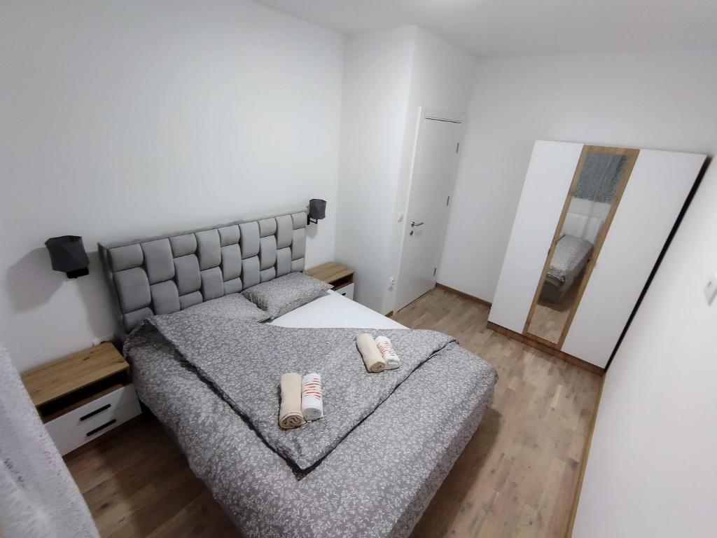 ズラティボールにあるApartman Savićのベッドルーム1室(靴2本付)