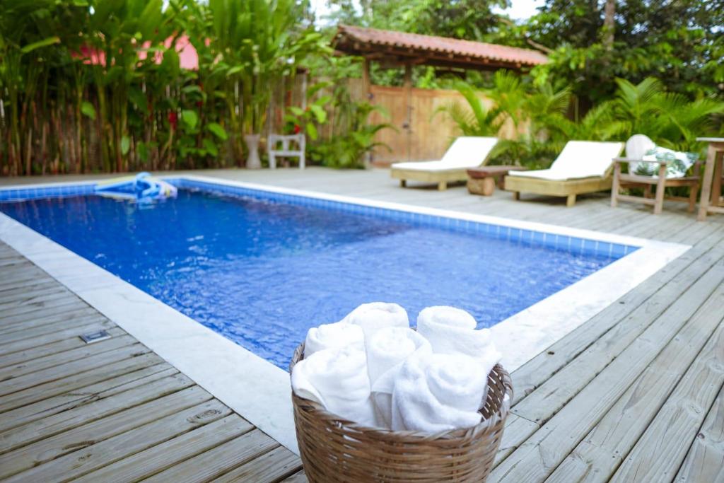 - un panier de serviettes installé à côté de la piscine dans l'établissement Casa Vinhas Trancoso, à Porto Seguro