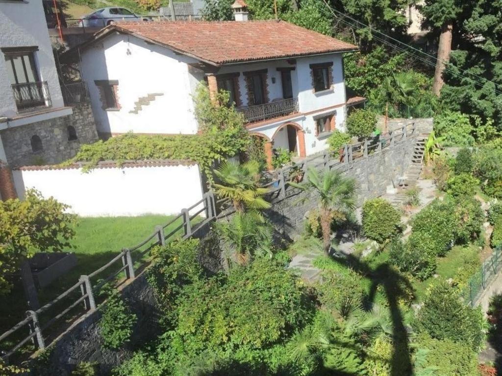 une vue aérienne sur une maison dans l'établissement Casa via Patocchi 41, à Orselina