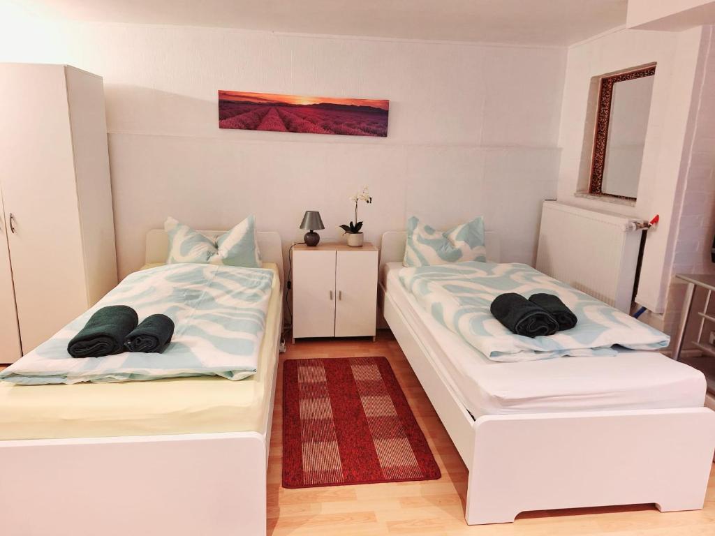dos camas sentadas una al lado de la otra en un dormitorio en Basement Room en Mönchengladbach