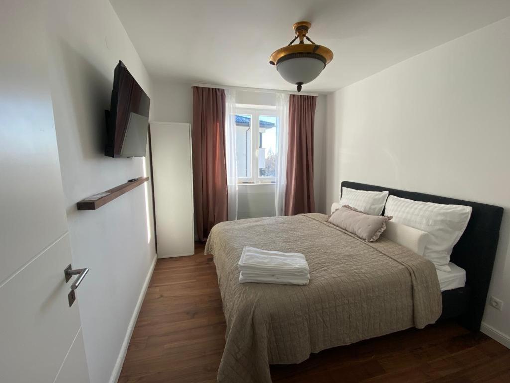 莫尼希根欽的住宿－Chalet Weiß，一间小卧室,配有床和窗户