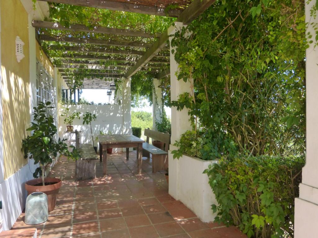 an outdoor patio with a table and a bench at Ha Mar ao Luar in Setúbal
