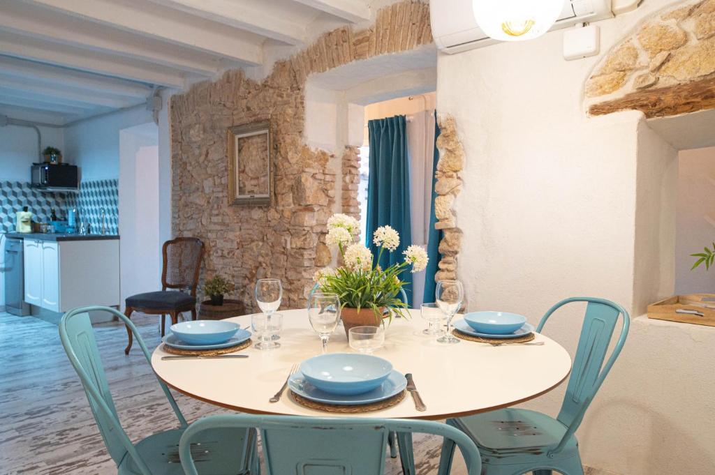 - une salle à manger avec une table et des chaises dans l'établissement Apartament de la Susanna Old Town Mezzanine, à Tarragone