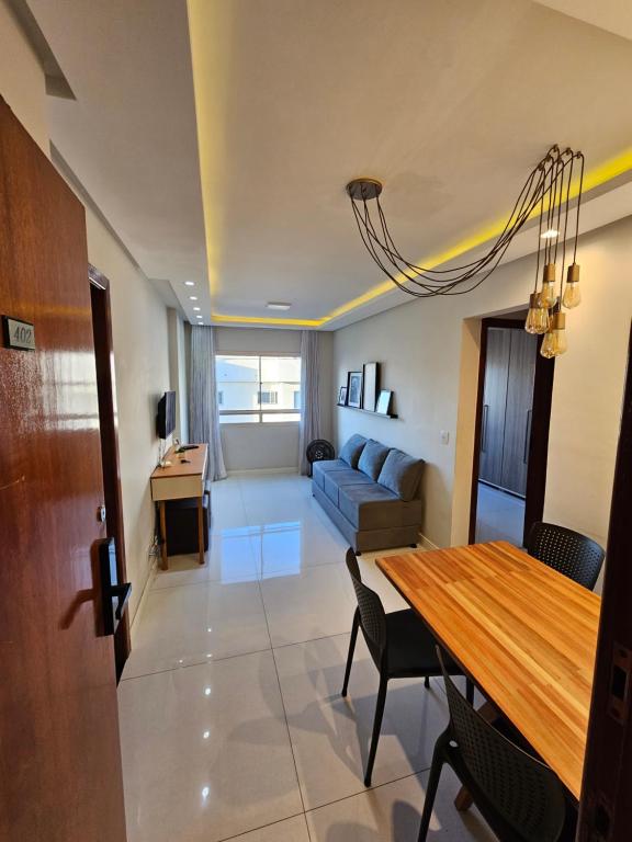 ein Wohnzimmer mit einem Tisch und einem Sofa in der Unterkunft Top Place in Vitória