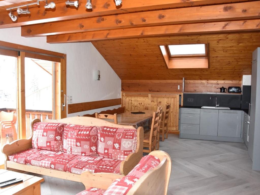 un salon avec un canapé et une table dans l'établissement Duplex chaleureux avec garage, proche centre, domaine La Plagne-Paradiski - FR-1-464-41, à Champagny-en-Vanoise