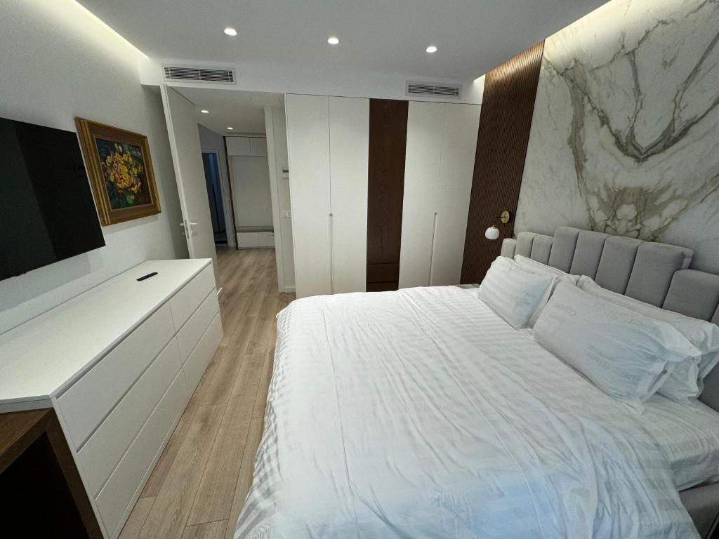 Adam's House - Image 7