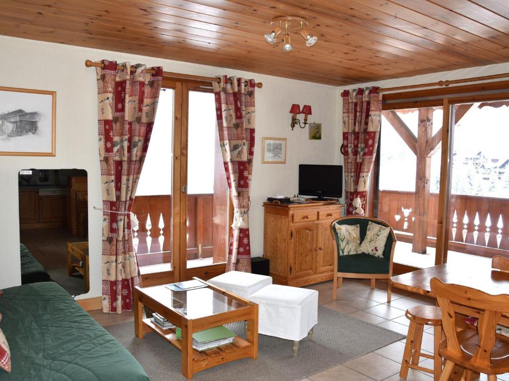 Uma área de estar em Appartement Champagny-en-Vanoise, 4 pièces, 6 personnes - FR-1-464-51