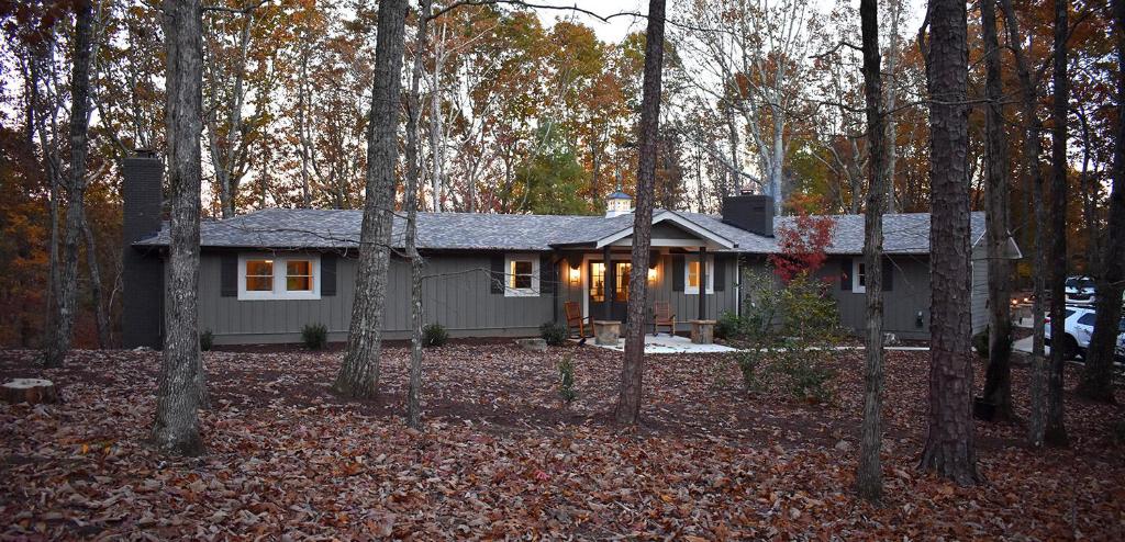 una pequeña casa en medio del bosque en New Listing! Three Chimney Lodge - 4 Bed, Hot Tub, en Dahlonega