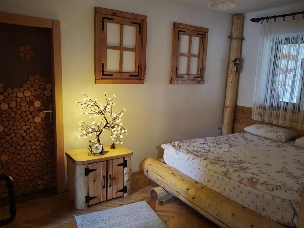 Postel nebo postele na pokoji v ubytování Vila Šapat šume
