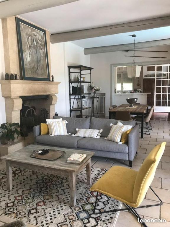 un salon avec un canapé et une table dans l'établissement Le Petit Mas Rouge, à Saint-Rémy-de-Provence