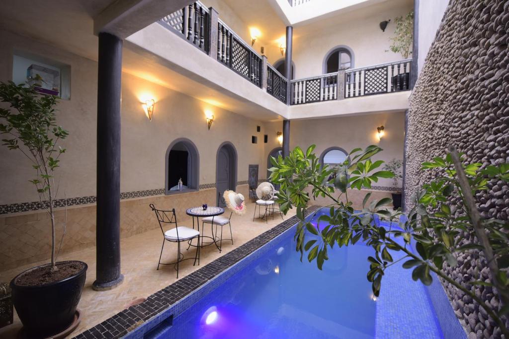 Casa con piscina y sala de estar en "Kasbah de Jade", Maison d'hôtes avec piscine chauffée, jacuzzi, service hôtelier, exclusivité possible !, en Marrakech
