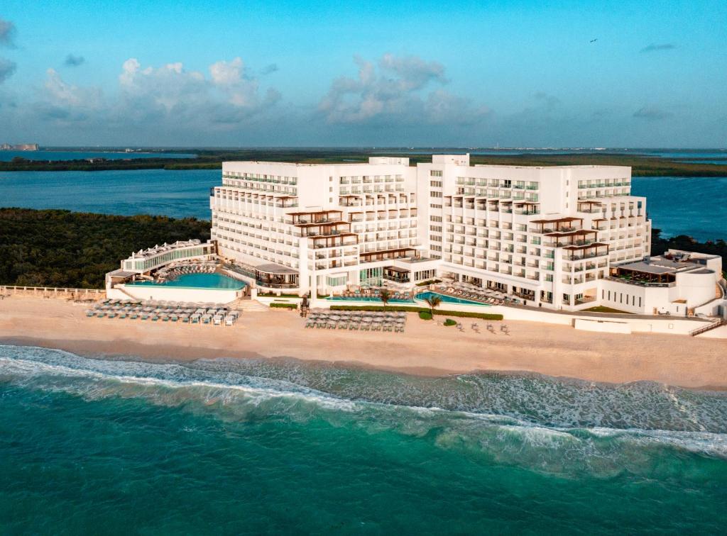 una vista aerea di un hotel sulla spiaggia di Sun Palace - All Inclusive Adults Only a Cancún