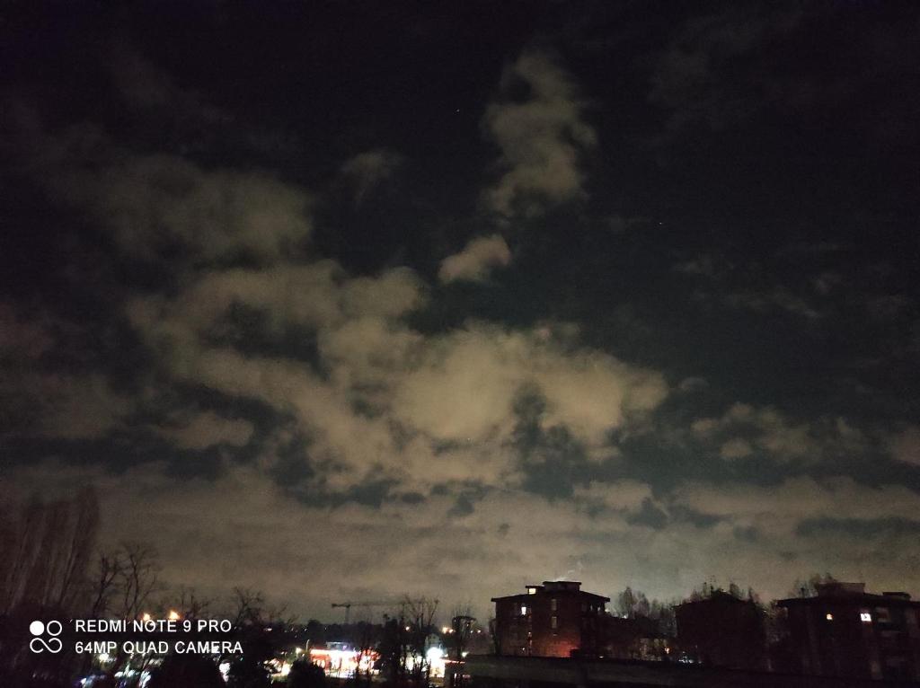un cielo nublado sobre una ciudad por la noche en Margherita, en Seregno