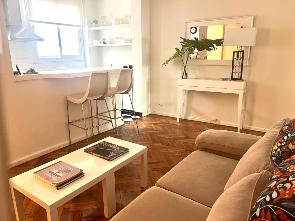 Apartamento en Recoleta في بوينس آيرس: غرفة معيشة مع أريكة وطاولة
