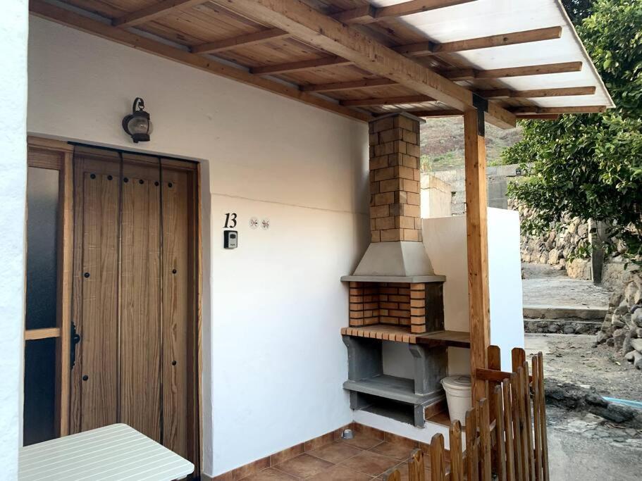 een patio met een buitenoven in een huis bij Casa (bajo), Tasarte. in Playa de Tasarte