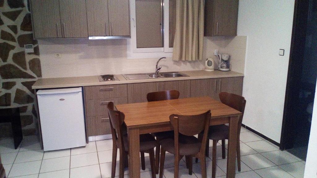 Кухня или мини-кухня в Amimaya Apartments

