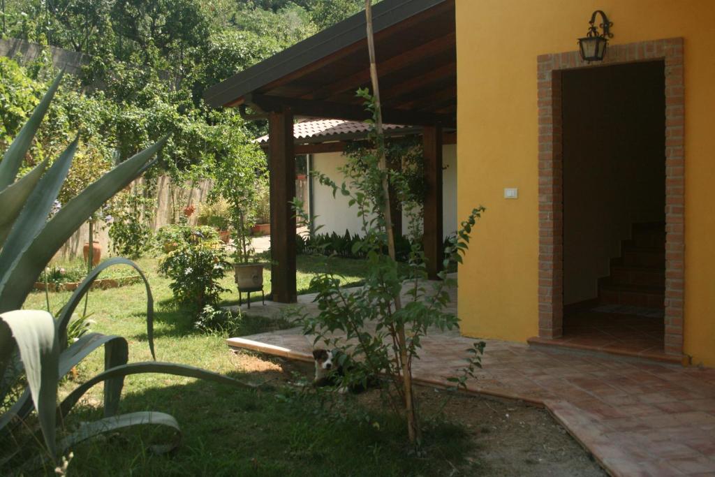 frontowe wejście do domu z drzwiami w obiekcie B&B del Castagneto w mieście San Marco Argentano