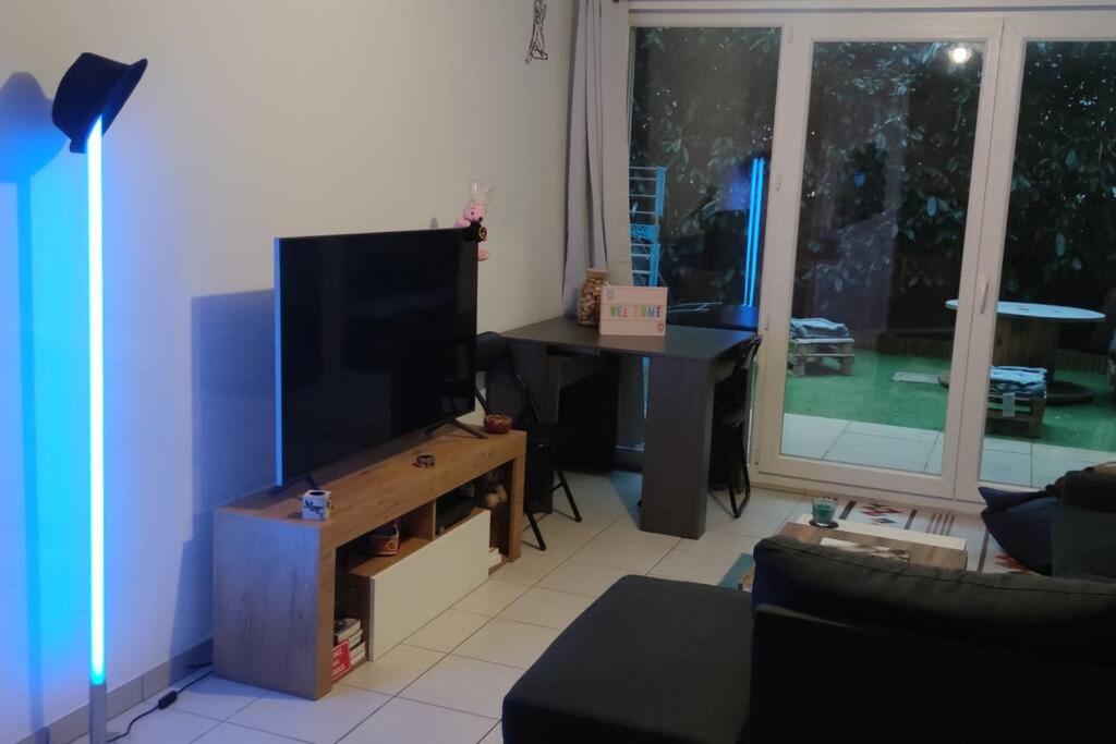 TV a/nebo společenská místnost v ubytování T2 COSY&CALME proche PARIS/ORLY