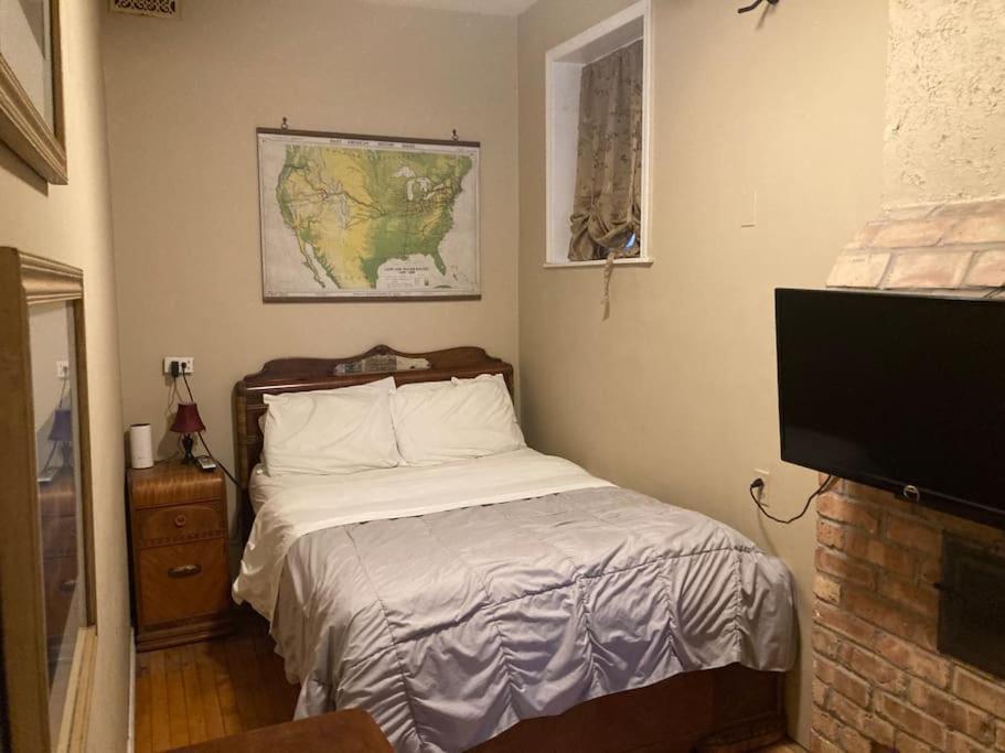 Cama o camas de una habitación en Queen bed with Private bathroom in Lakeview -2e