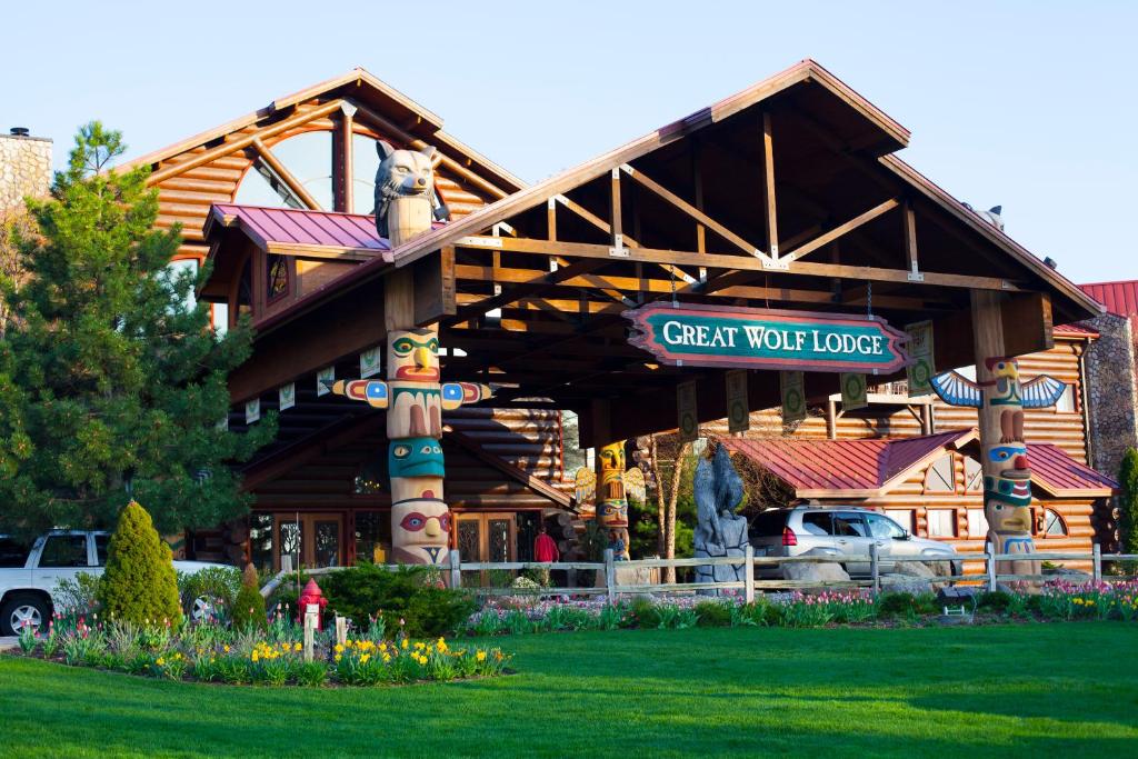 Un bâtiment avec un panneau indiquant un grand lodge de loups dans l'établissement Great Wolf Lodge Wisconsin Dells, à Wisconsin Dells