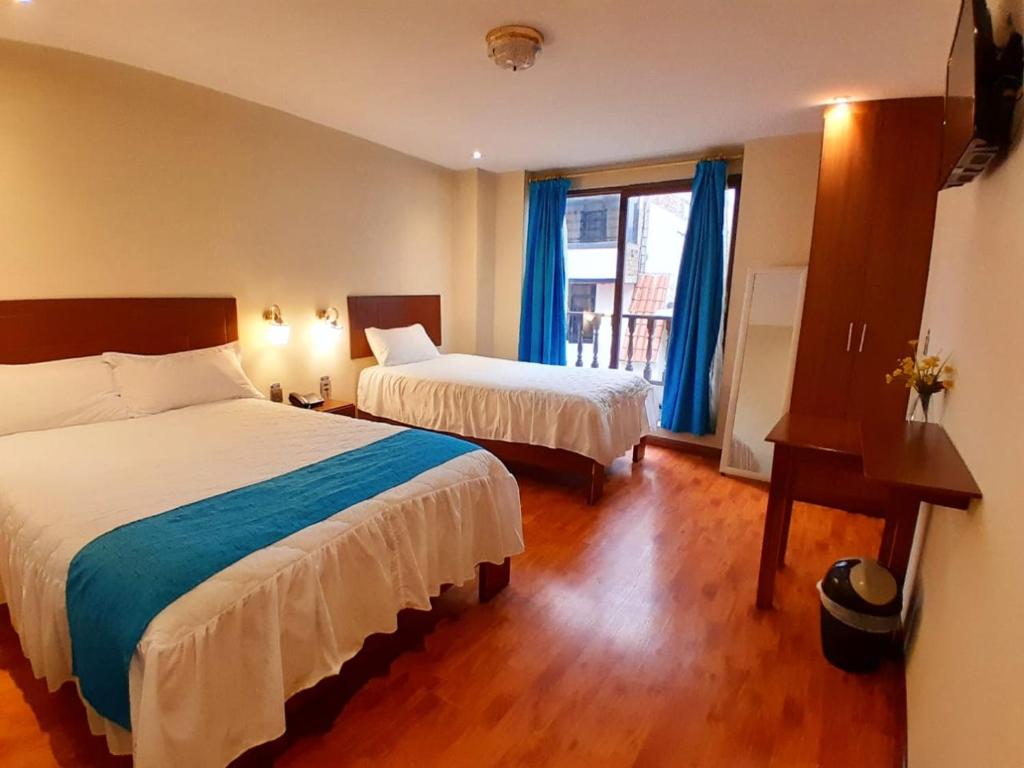 Cette chambre comprend 2 lits et une fenêtre. dans l'établissement San Rafael Hotel, à Guaranda