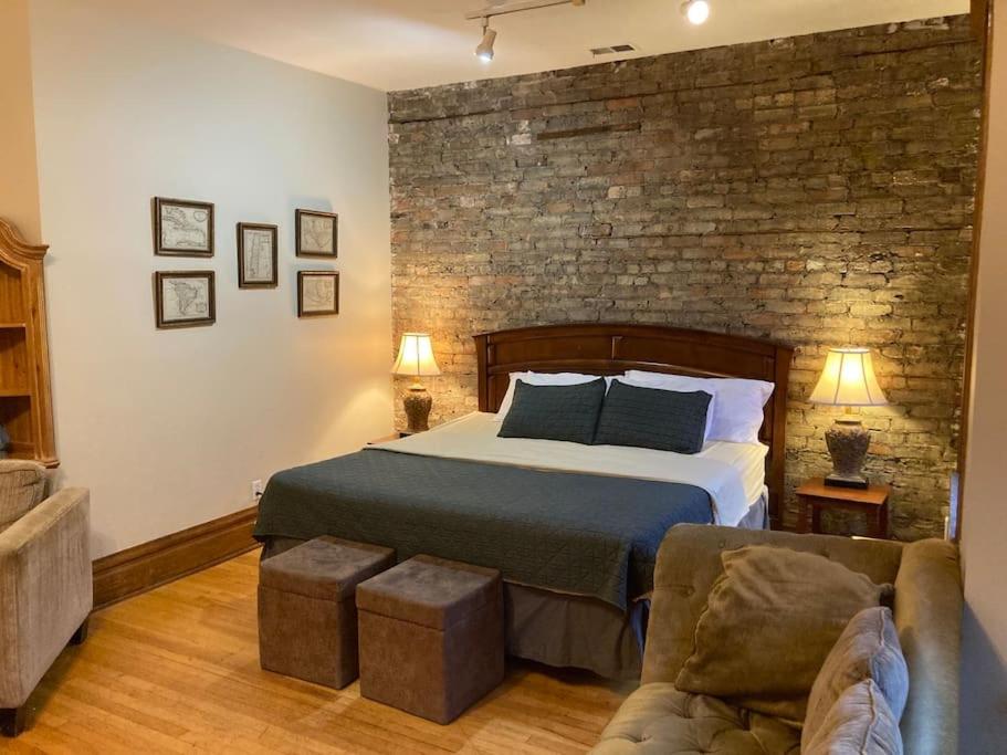 Gallery image of Large Room with King bed in the Lakeview -3A in Chicago