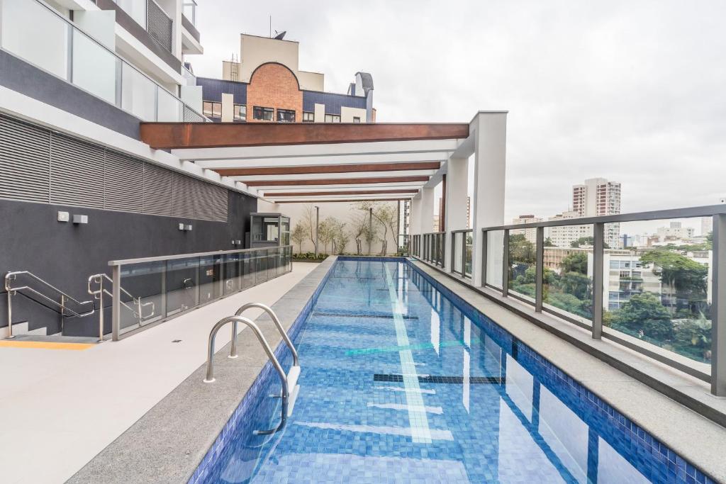 a swimming pool on the roof of a building at Charlie Domy Paraíso in São Paulo