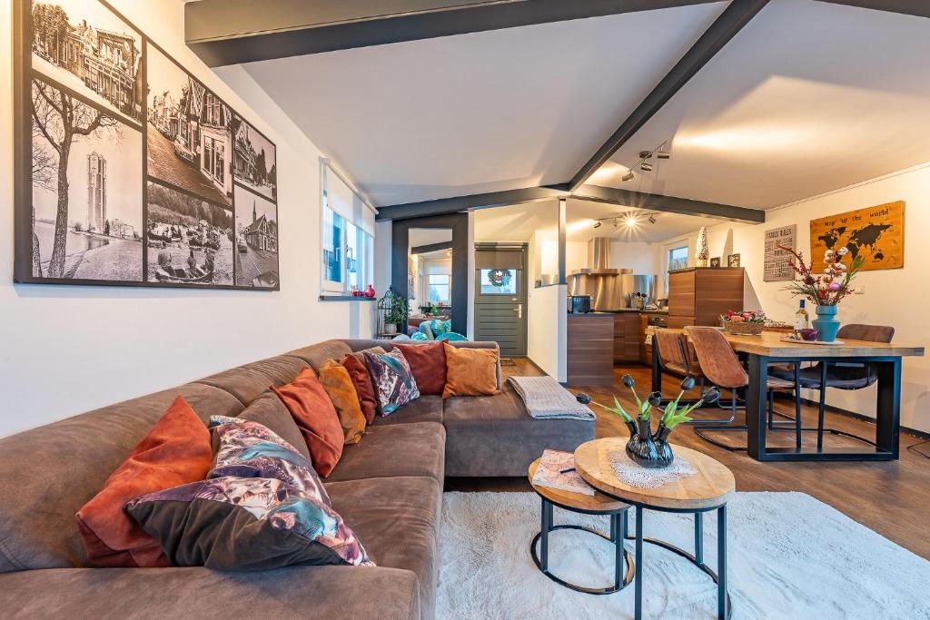 un soggiorno con divano e tavolo di Watervillashiraz ad Aalsmeer
