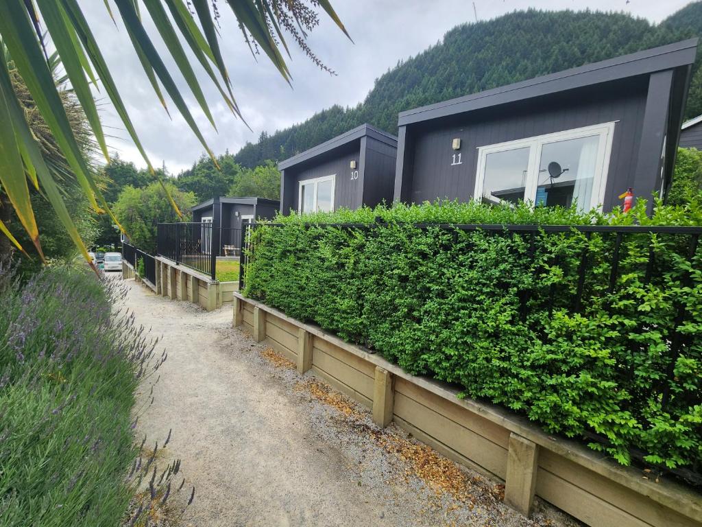 Pinewood Queenstown - Resim 7