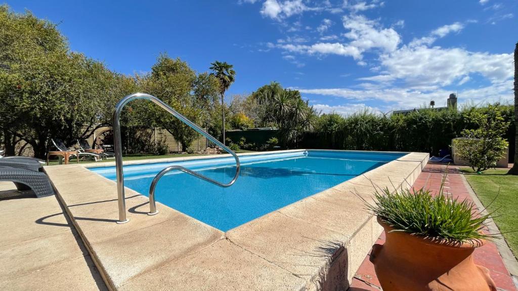 una piscina con un pasamanos de metal al lado en Casa funes en Funes