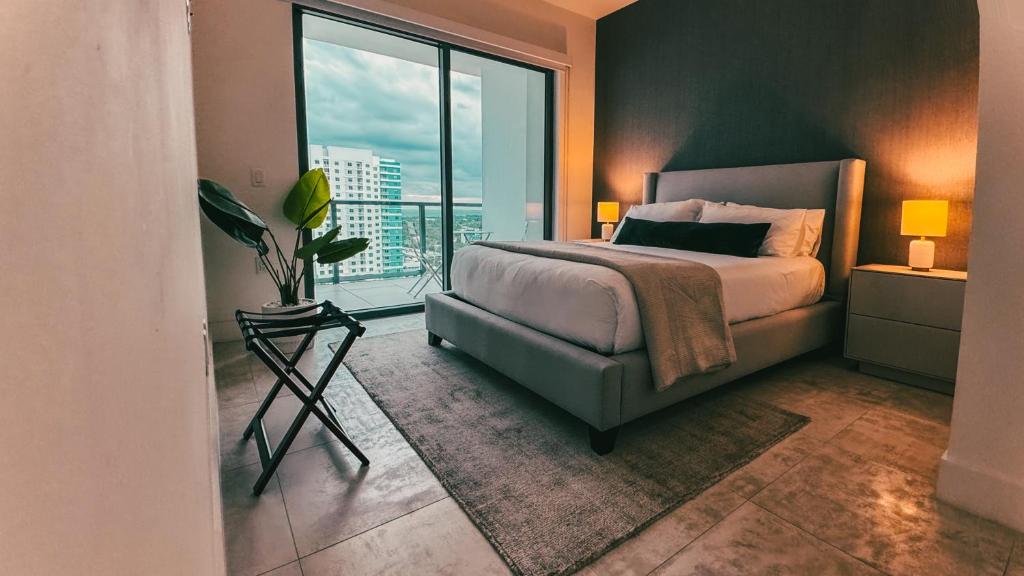 Voodi või voodid majutusasutuse Smart Brickell Hotel toas