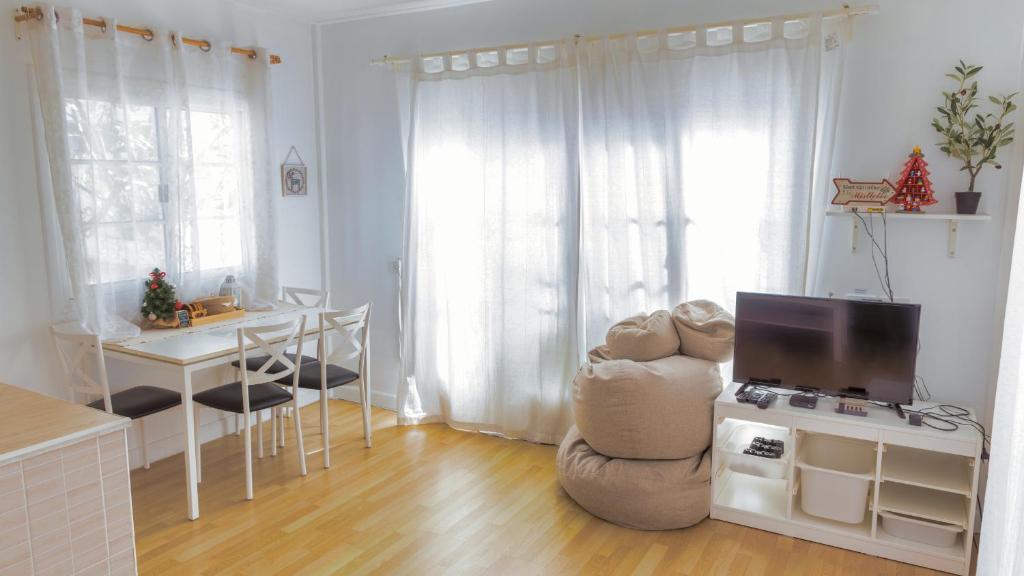 TV a/nebo společenská místnost v ubytování Baan Casita With Private Seaside Cottage