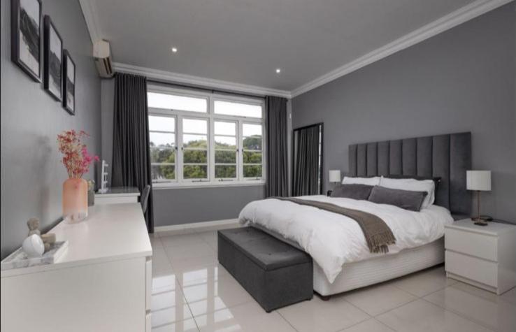 una camera con un grande letto e una finestra di The Views BNB a Durban