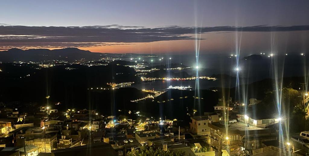 - Vistas a la ciudad por la noche con luces en 九份山海灣民宿 I 近老街 l 海景檜木房, en Jiufen