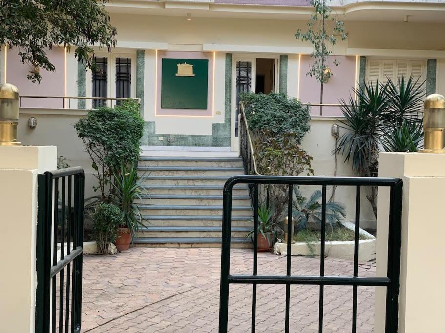 une maison avec une porte devant elle dans l'établissement Zamalek Garden villa-Abu El Feda, au Caire