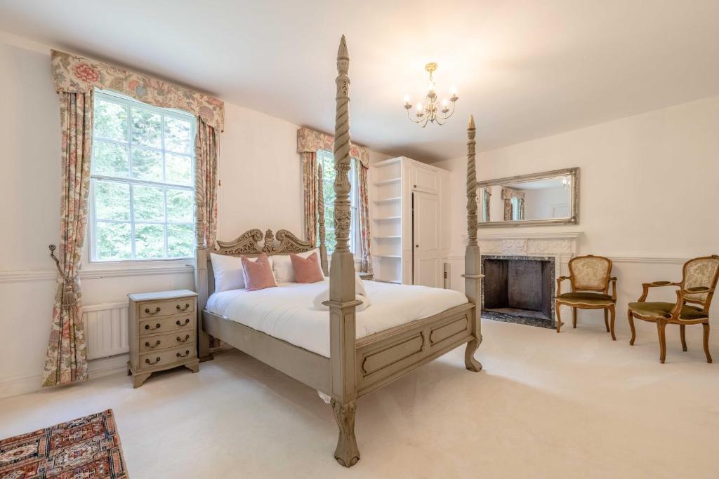 Giường trong phòng chung tại Royal Windsor Mansion Private 5 Acre Luxury Escape