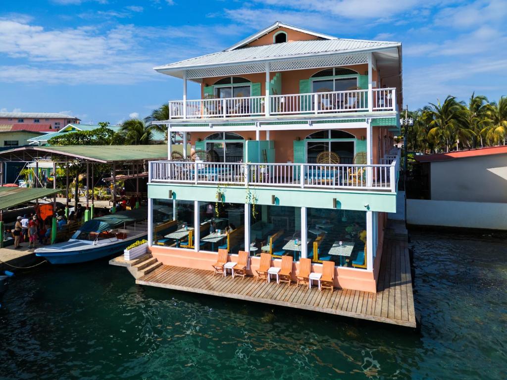 een huis op een dok in het water bij Bocas Paradise Hotel in Bocas del Toro