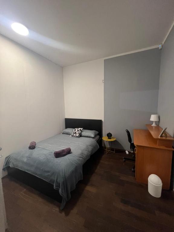 Tempat tidur dalam kamar di Wide and Bright room in Krakow