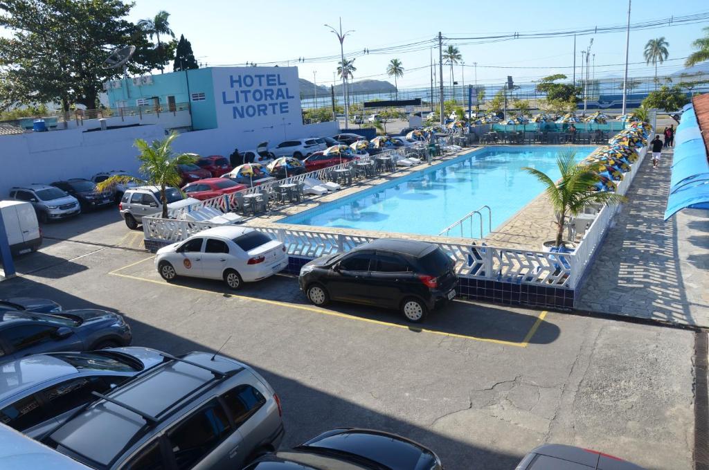 Utsikt mot bassenget på Apartamento no centro de Caraguatatuba para 4 até pessoas. eller i nærheten