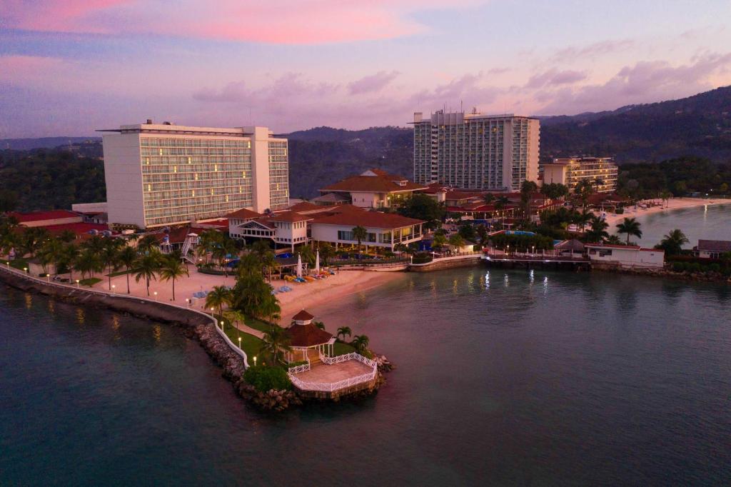 Blick auf eine Stadt mit Strand und Gebäuden in der Unterkunft Moon Palace Jamaica in Ocho Rios