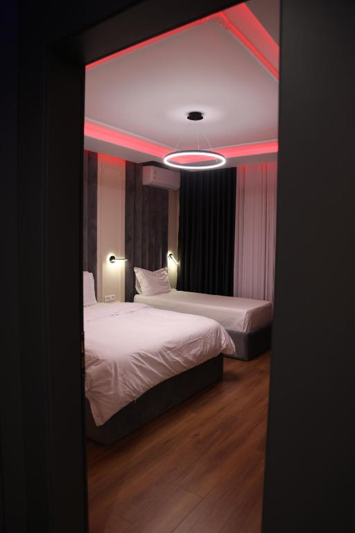Un pat sau paturi într-o cameră la Sky View Hotel & Restaurant