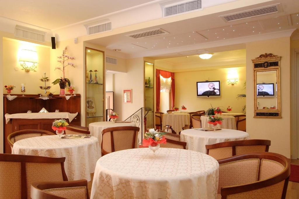 TV a/nebo společenská místnost v ubytování Hotel Castel Gandolfo